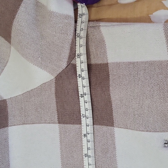 Beautiful cardigan. - Picture 3 of 8